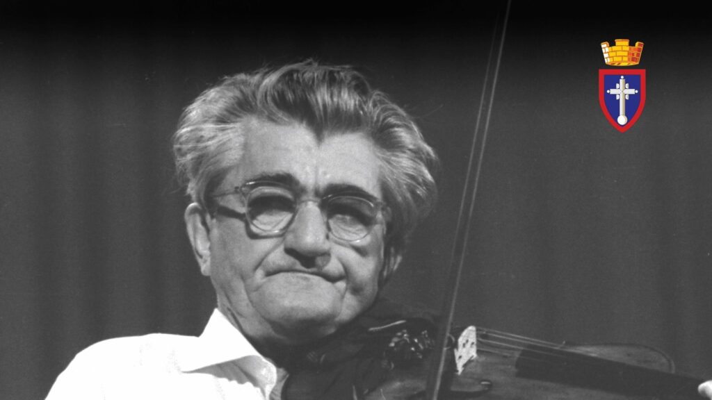 Vlastimir Pavlović Carevac sa violinom, vizual koncerta Carevac na Vračaru